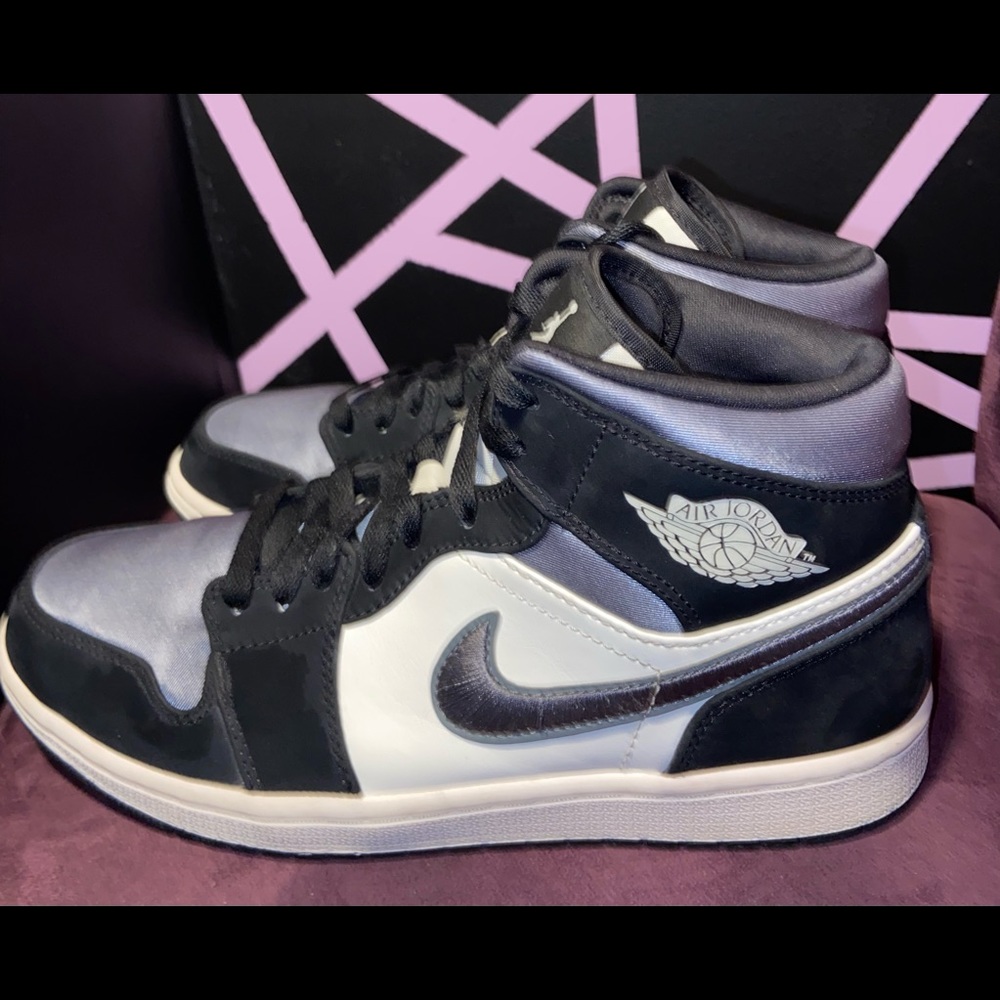 Jordan 1s Mid Satin Grey Toe